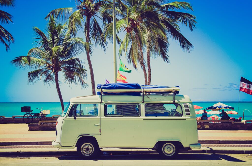 Van in viaggio lungo una spiaggia tropicale