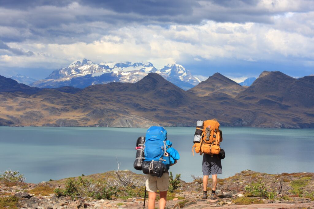 Viaggiatori davanti a un paesaggio montano