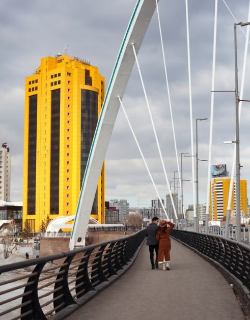 Viaggiatori attraversano un ponte in città