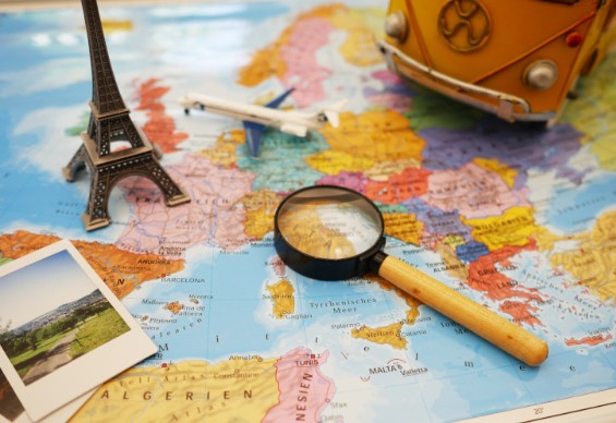 Mappa e oggetti per organizzare un viaggio